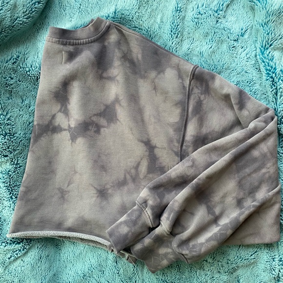 TNA cropped crewneck! - Picture 2 of 4